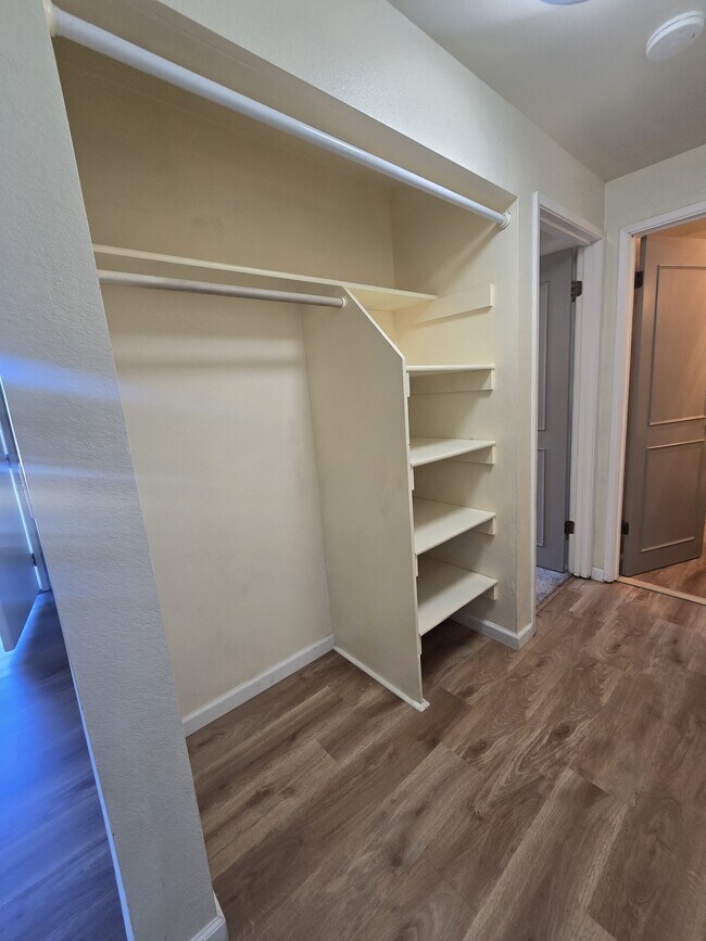 Building Photo - 581 Malibu Dr SE
