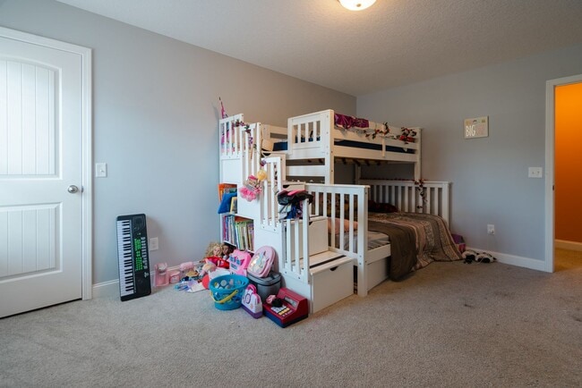 Building Photo - Spacious 4 Bed, 4 Bath Home in HOA Community