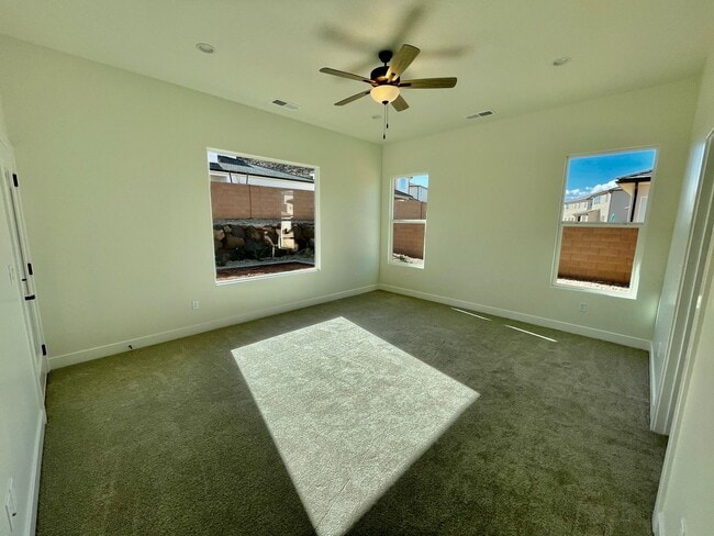 Building Photo - Beautiful Three Bedroom Home in Desert Cliffs