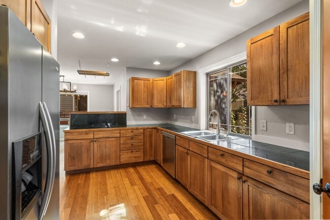 Building Photo - Spacious 3-Bedroom Home in Sought-After Valley West