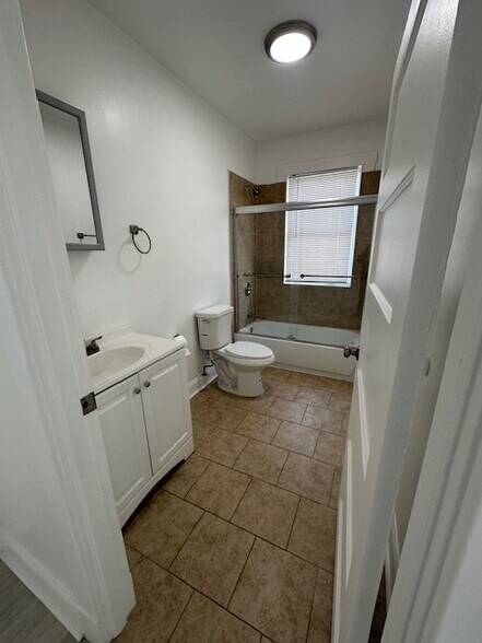 Building Photo - 2700 Roslyn Ave