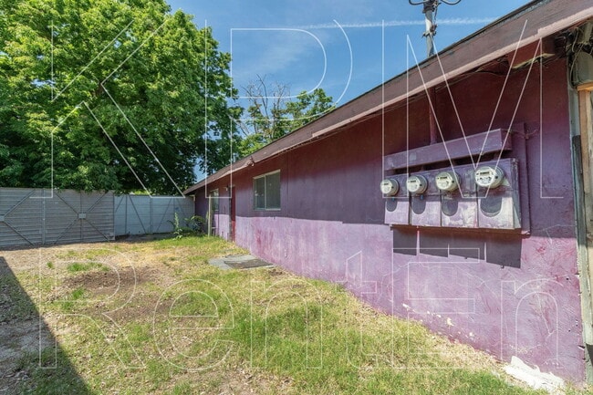 Building Photo - 206 Goya Dr