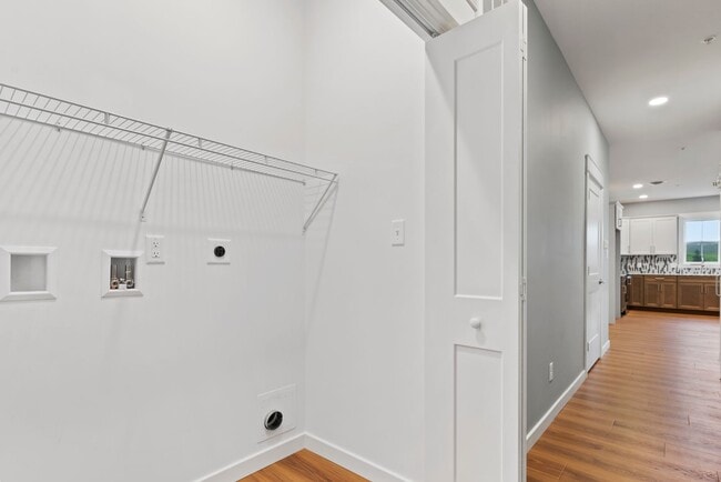 Building Photo - Luxury 3 Bed, 2.5 Bath - Townhome - AVAILA...