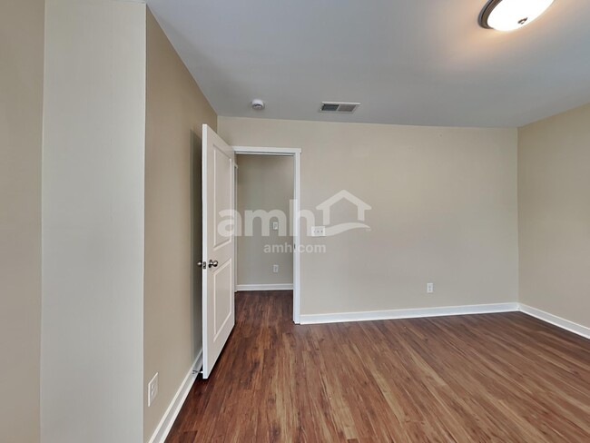 Building Photo - 4940 Ballantine Dr