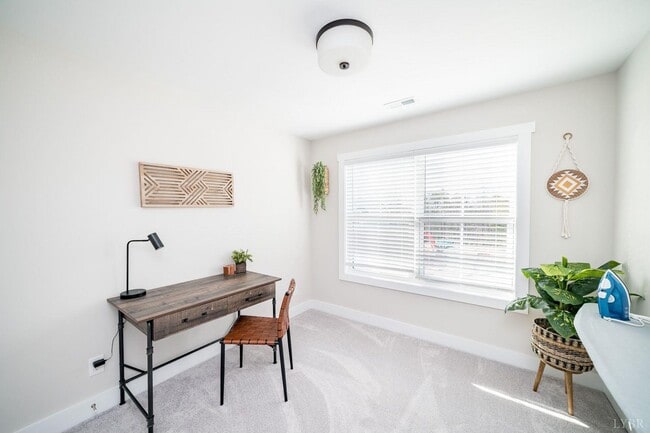 Building Photo - 16 Villa Ct