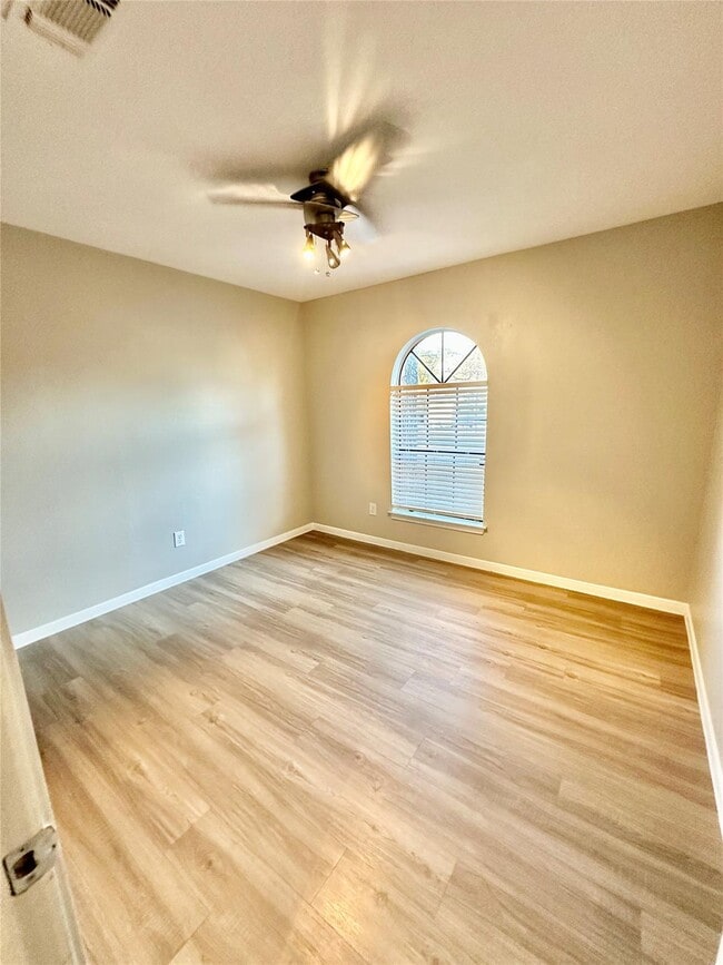 Building Photo - 1102 Serenada Dr