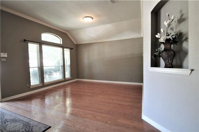 Building Photo - Gorgeous 1.5 story home with media equipment