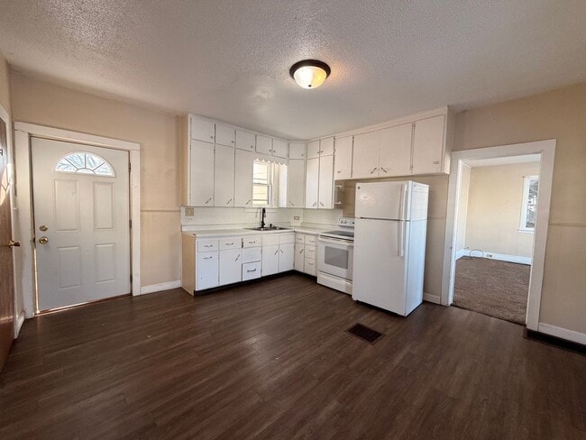 Building Photo - Cute 2 bed 1.5 baths house $750