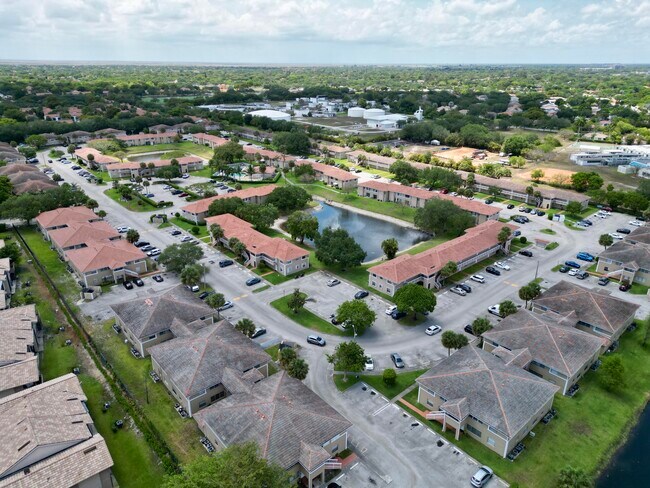 Building Photo - 10008 Twin Lakes Dr