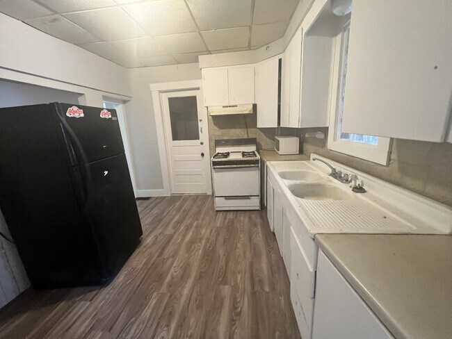 Building Photo - West Side 2BR