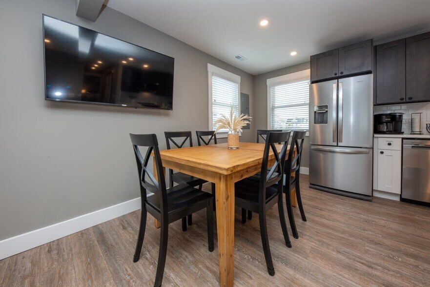 Building Photo - 1142 Simpson Ave