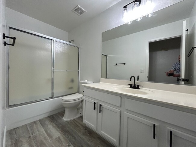 Building Photo - Beautifully Remodeled 3 Bedroom home that backs to the Golf Course