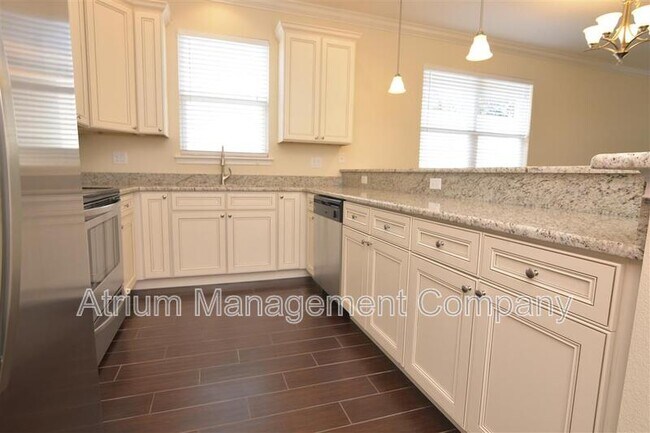 Building Photo - 2437 E Pine St