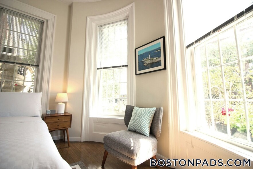 Building Photo - 538 E Broadway