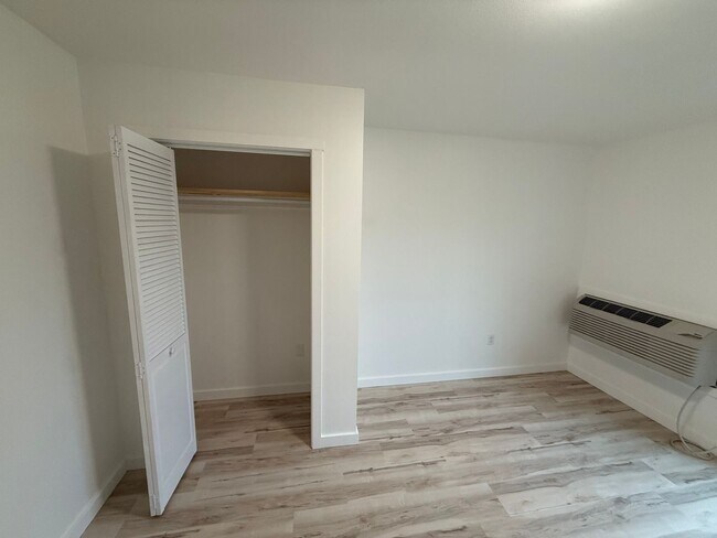 Building Photo - Newly Remodeled | All Utilities Included | AC + Heat | Move-In Ready