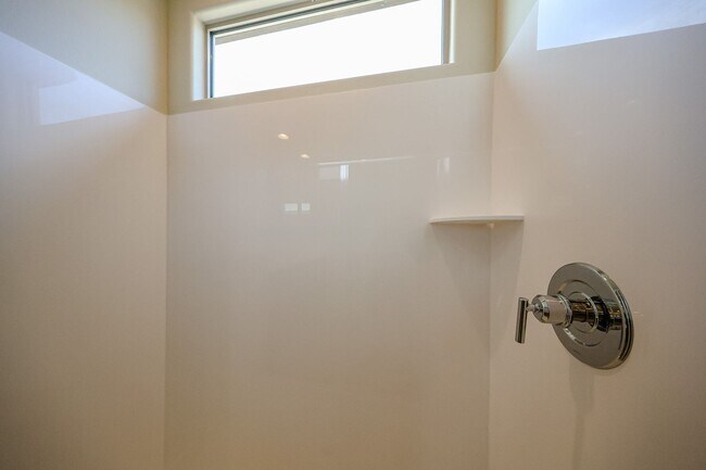 Building Photo - 4 Bedroom + Den in Foothills at Northpointe