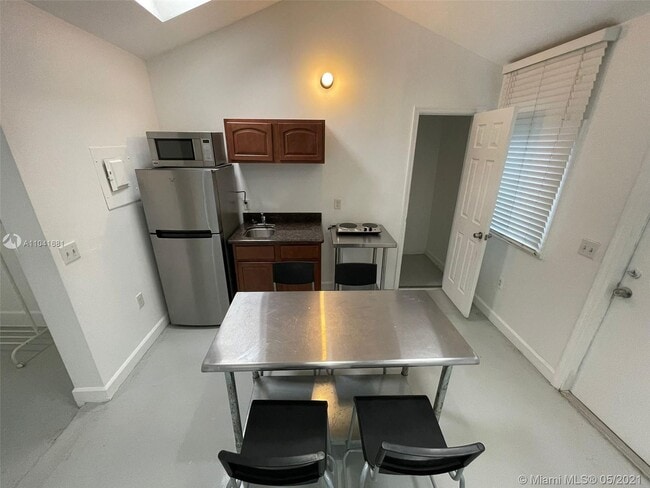 Building Photo - 118 NW 24th St