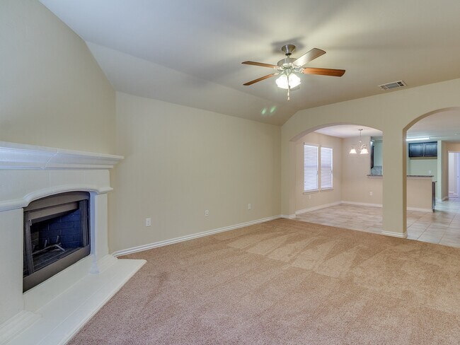 Building Photo - 4 Bedrooms/2 Baths in Falling Springs Addition - Deer Creek Schools - Community Pool