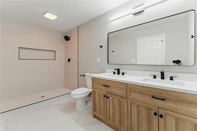 Building Photo - 10 Cochran Rd SE