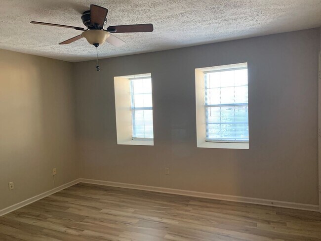 Building Photo - 2 Bedroom Townhouse off Greenview Drive