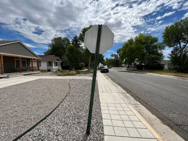 Building Photo - 409 S Broadway Ave