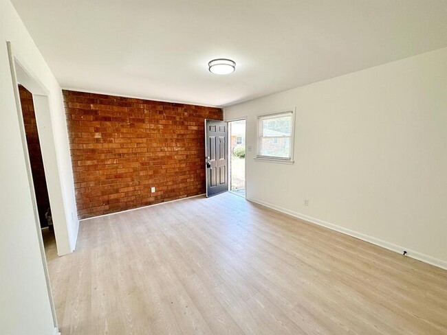 Building Photo - 815 Dana Pl