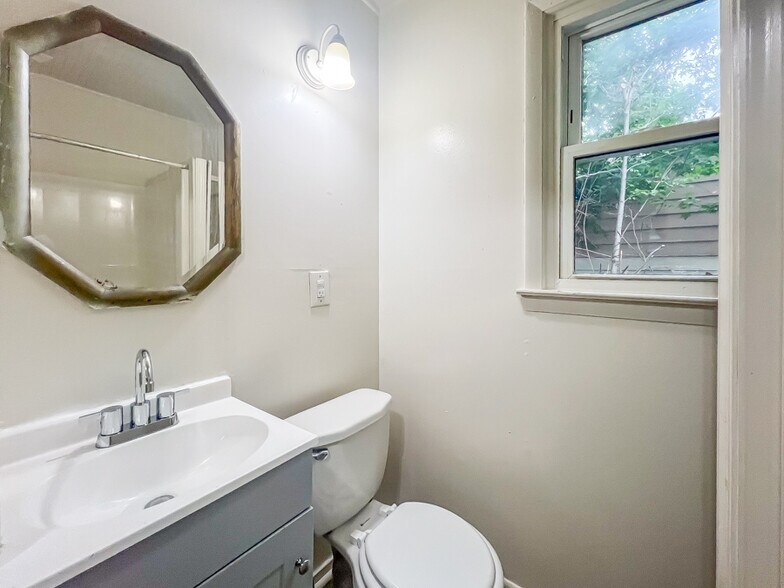 Building Photo - 2303 Maclin Cir