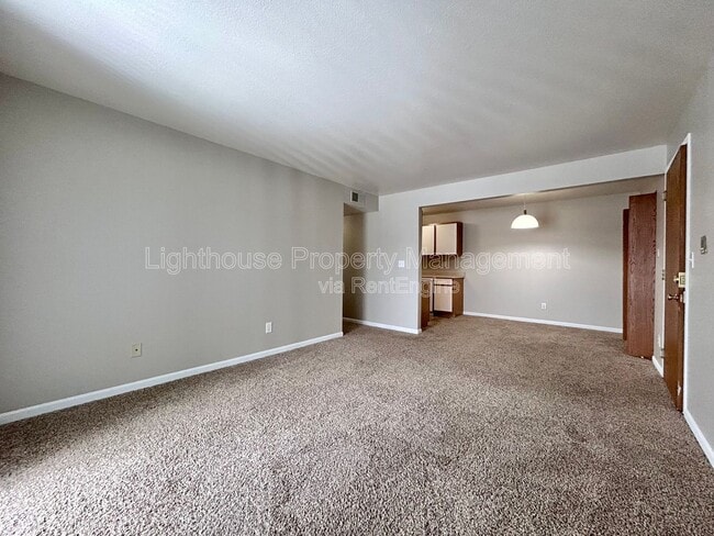 Building Photo - 585 W Randall St