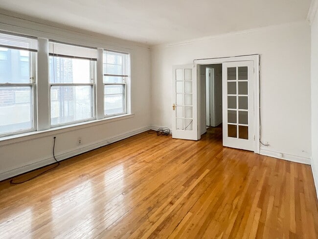 Building Photo - 435 W Surf St