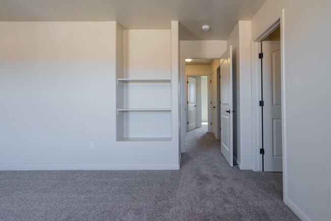 Building Photo - Comfortable Townhome Living with Pool Access