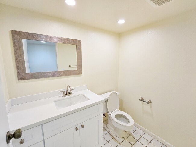 Building Photo - 2420 Torrey Pines Rd