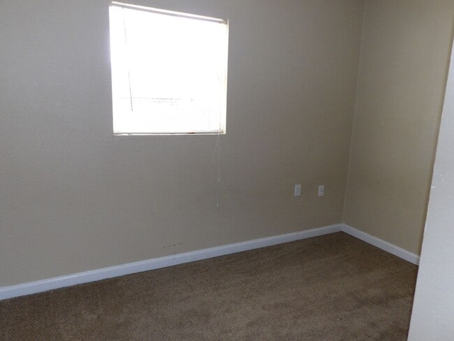 Building Photo - Orange City 3 Bedrooms 2 Bath 900 SQ FT Call Carole Arcaro 386-216-4900
