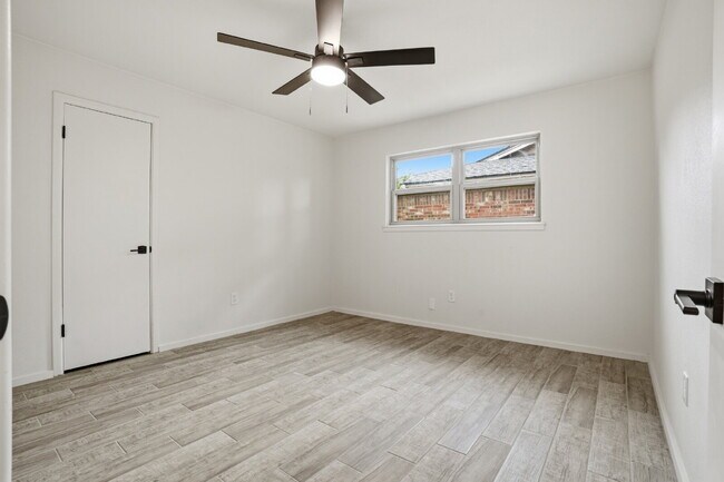 Building Photo - "Charming 4-Bed Oasis with Fireplace in Lubbock - 2 Full Baths & Spacious 2460 Sq Ft!"
