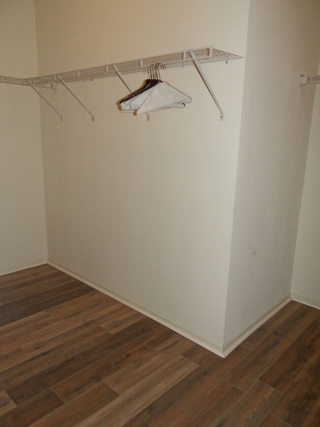 Building Photo - Spacious 4/2/2 home in south St Petersburg