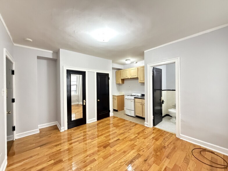 Building Photo - 912 W Leland Ave