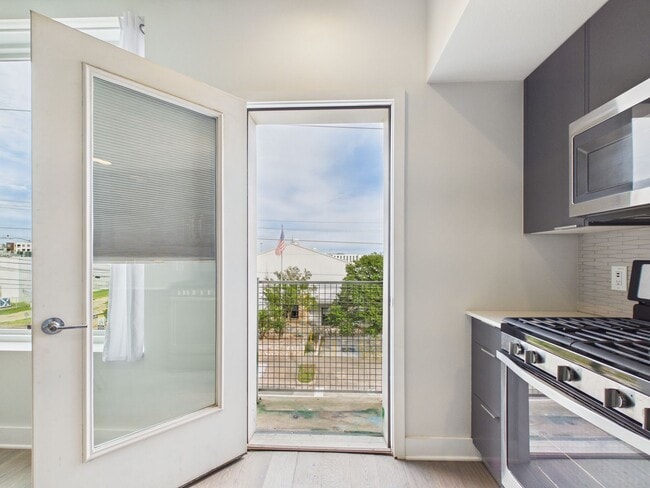 Building Photo - Modern East Austin Condo with City Views & Unmatched Walkability