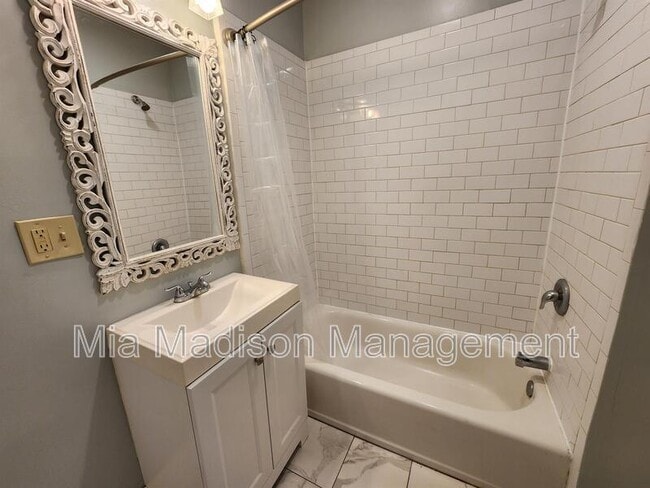 Building Photo - 416 E 31st St