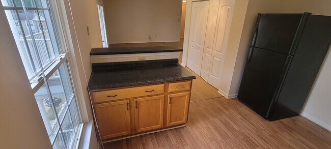 Building Photo - Conveniently Located Three Bedroom Condo
