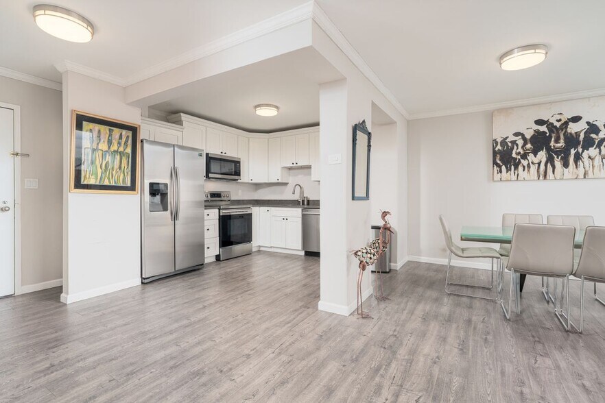 Building Photo - 8370 Greensboro Dr