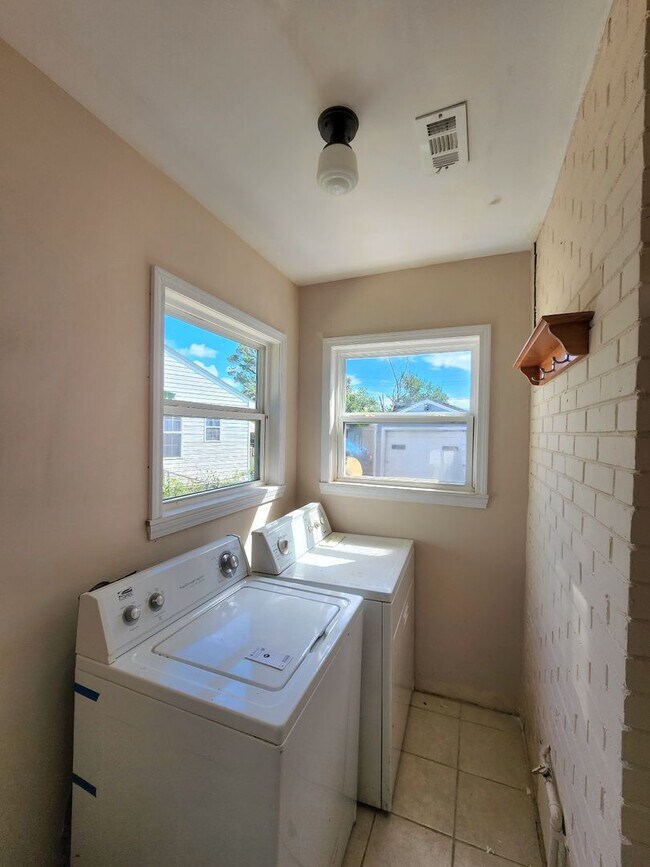 Building Photo - Completely Remodeled Navy Point 3 Bedroom, 2 Bath Cottage! Close to the Water!!