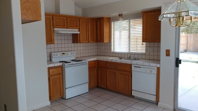 Building Photo - Big backyard on this NW home, Central Unif...