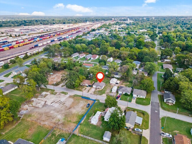 Building Photo - Charming and remodeled 2 Bed | 1 Bath Home...