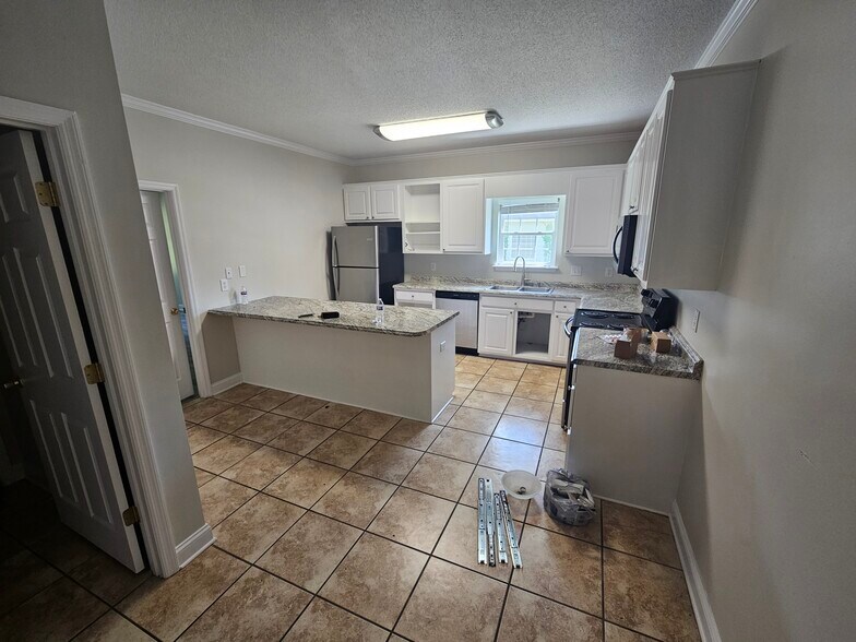 Building Photo - 137 Pine Arbor Dr