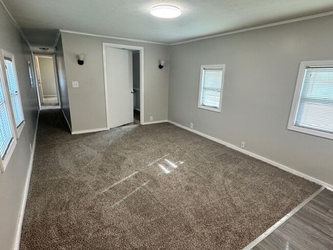 Building Photo - 376 Hines Rd