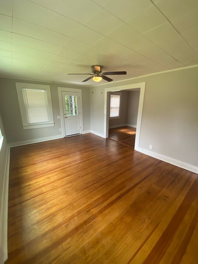 Building Photo - Remodeled 2 bed / 1 bath in Beaumont Villa...