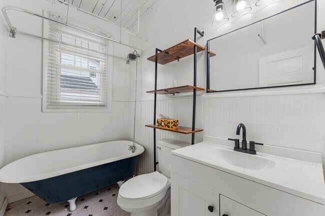 Building Photo - Your Dream Home Awaits in Norfolk!