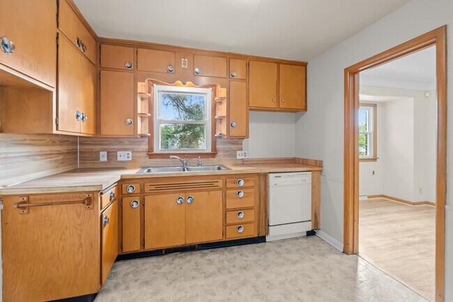 Building Photo - 2024 Southmoor Dr