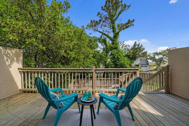 Building Photo - Ready NOW! 1 Block from the Bay! Pet Frien...