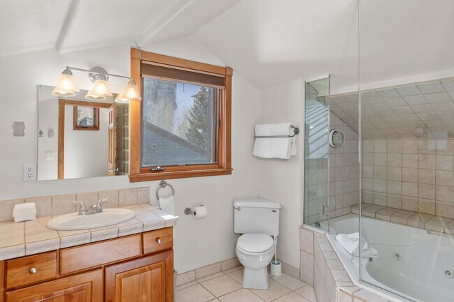 Building Photo - 747 W Pacific Ave