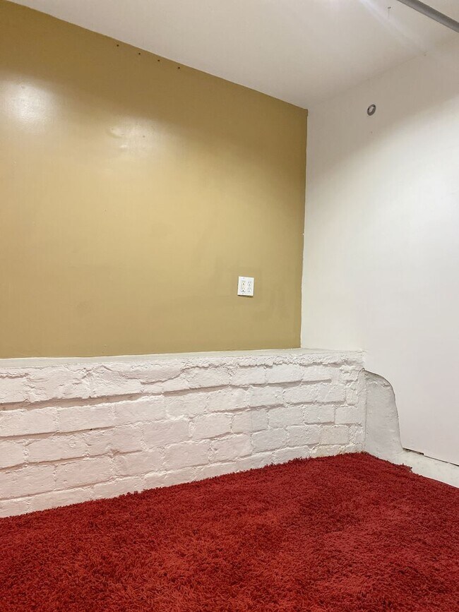 Building Photo - Benson 2 bed 2 bath with 2 additional non conforming rooms in the basement $1495